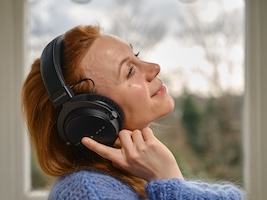 Lisa Sheerin - Professional Voice Actor for Commercial & Radio Imaging